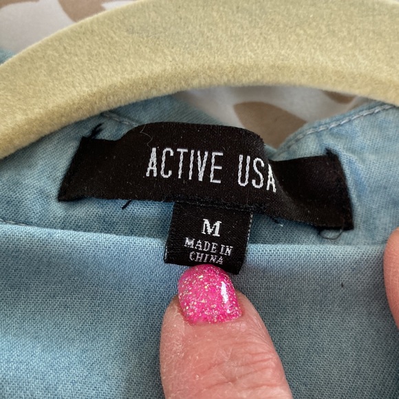 🛍️🛍️ 3 for $5. Beautiful 3D floral appliquéd denim top - Picture 4 of 6